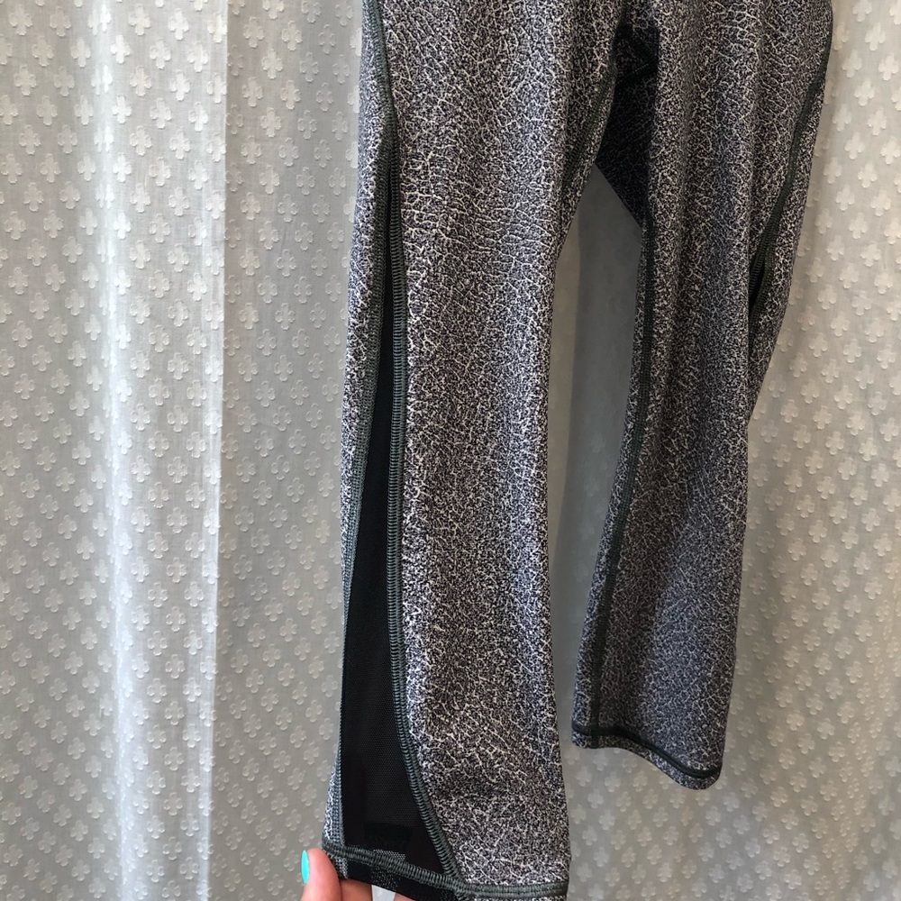 LULULEMON • Train times crop fractal alpine SIZE 2 - Picture 3 of 7
